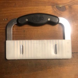 PAMPERED CHEF Crinkle Cut Garnisher Stainless Steel with Blade Cover